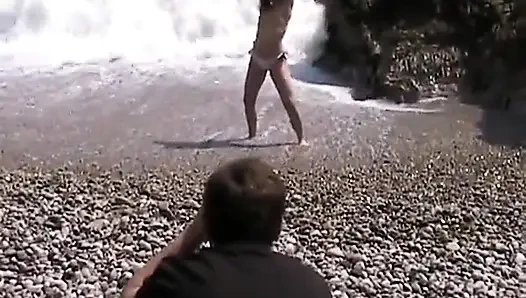 Azgın esmer plajda götünü sikiyor