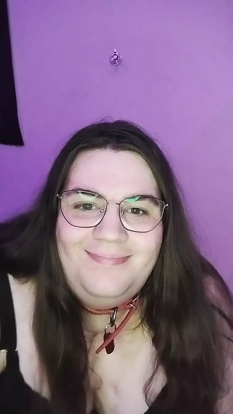 a bbw  plays with a dildo