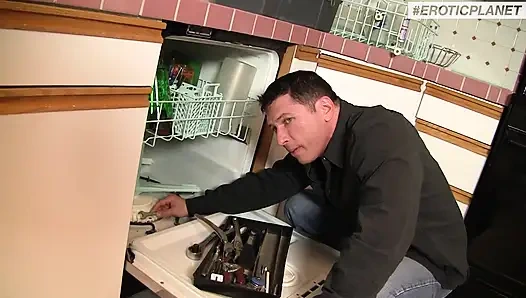 Muncrat liga besar 2: S3. Brunette panas dibersihkan pipanya