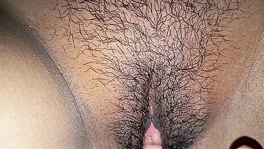 Kalçalarını tuttum ve domaltarak sert vurdum - dayanamadı