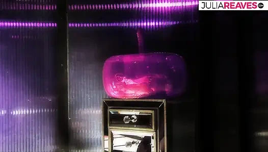 Heiße lesben mit dicken möpsen und großem dildo in der muschi masturbieren und befriedigen sich gegenseitig