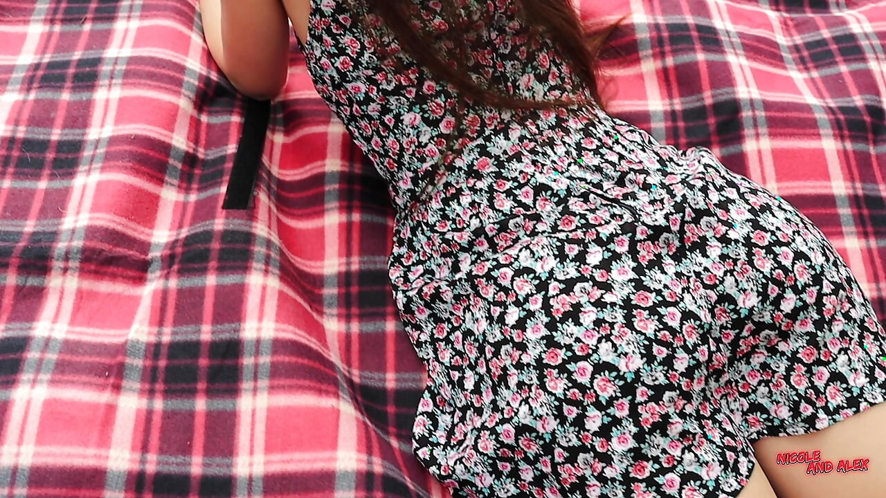 Fodi a esposa de outra pessoa na natureza. Eu terminei na boca dela.