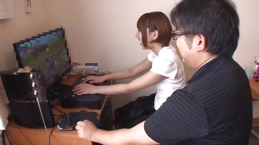 彼女は彼の神経を落ち着かせ、彼の無邪気さを温かさと思いやりを持って受け止めます。