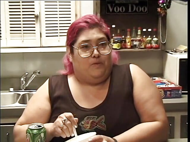Puta gorda con el pelo teñido y un tatuaje le encanta montar la polla al estilo vaquera