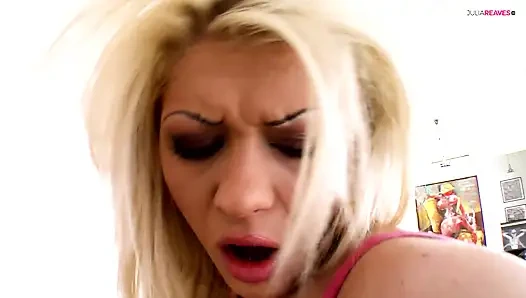 Ateşli kız canavar bir yarak sıkı götünü sikerken inliyor