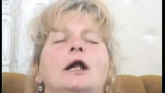 Blonde reife schlampe mit großen natürlichen titten bekommt ihre haarige milf hart geknallt