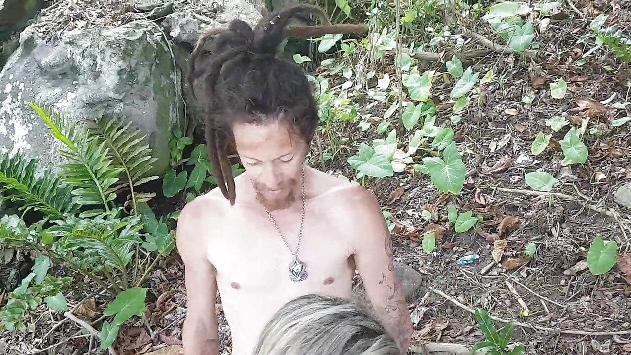 Νύμφη χύνει στο πουλί του πωλητή Rippi