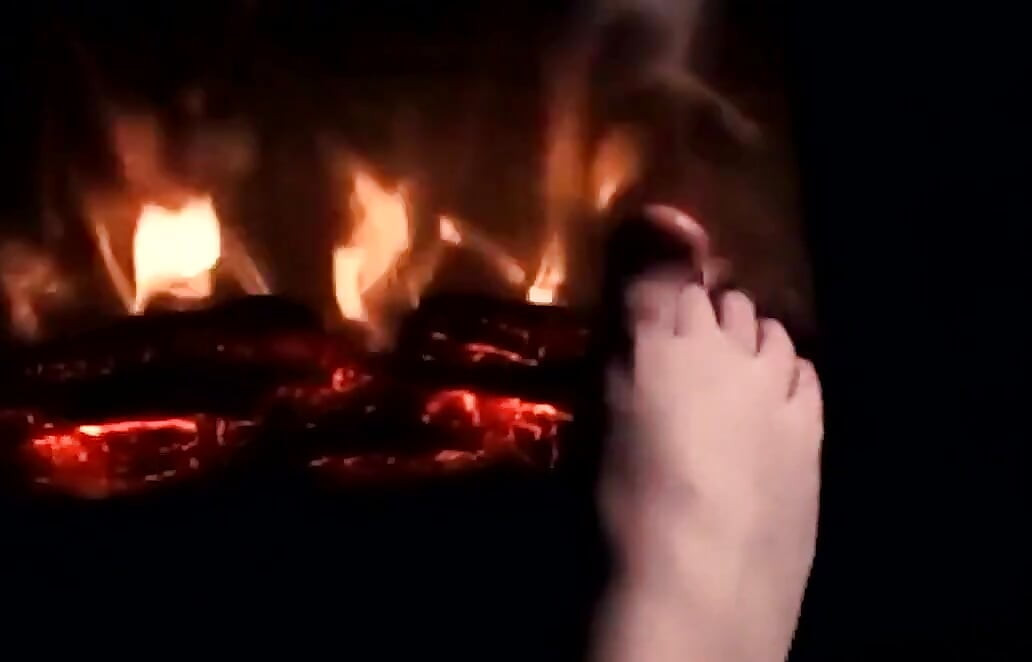 Podgrzewanie moich stóp do góry, aby dać ci niezłą kęs footjob bez słuchawek