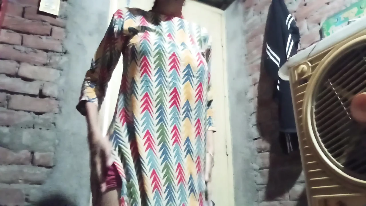Desi Bihari randi hot viral masterbating mms showing and massaging hairy pussy .