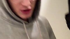 Nastoletni chłopak szarpie przypadkowego faceta w publicznej toalecie i zmusza go do spermy