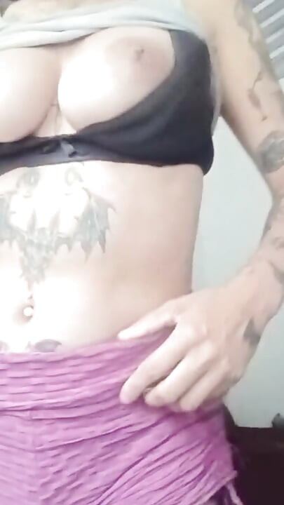 A pequena e peituda amiga da minha namorada me envia um vídeo de seus peitos bonitos