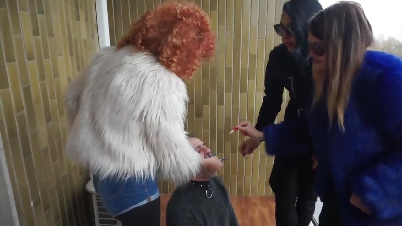 Dominação feminina vestida de pele domina submissa na varanda