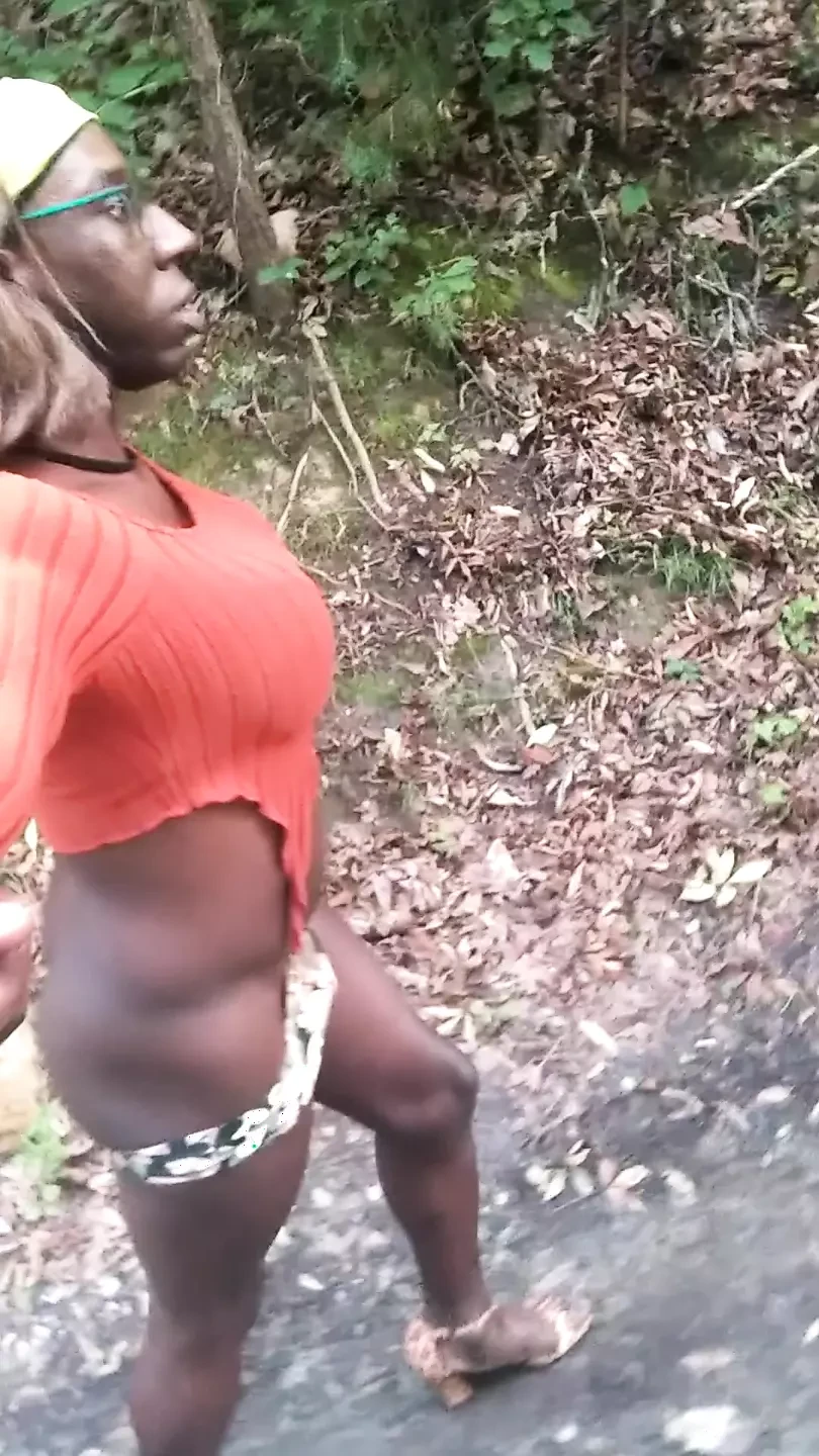 Sexy kont lopen op oprijlaan in sexy slipje