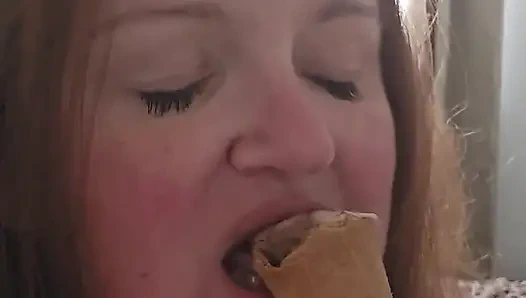 Makan es krim bisa sangat seksi