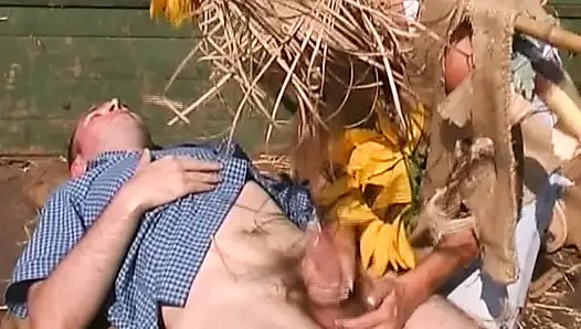 Эта немецкая крошка хочет пососать его член в грузовике