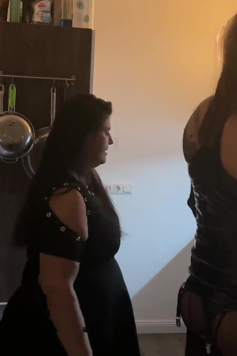 Frénésie de fisting dans la cuisine - des salopes matures se font baiser