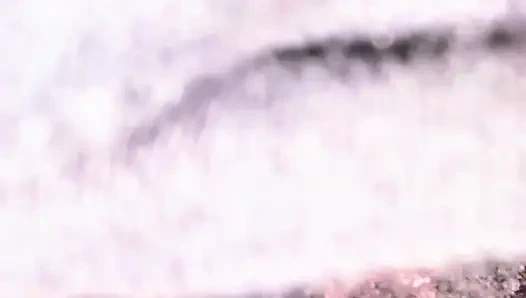 Ateşli kızıl saçlı evli kadın ayakla sakso çekiyor ve sonra kremalı turtayla domaltıyor.