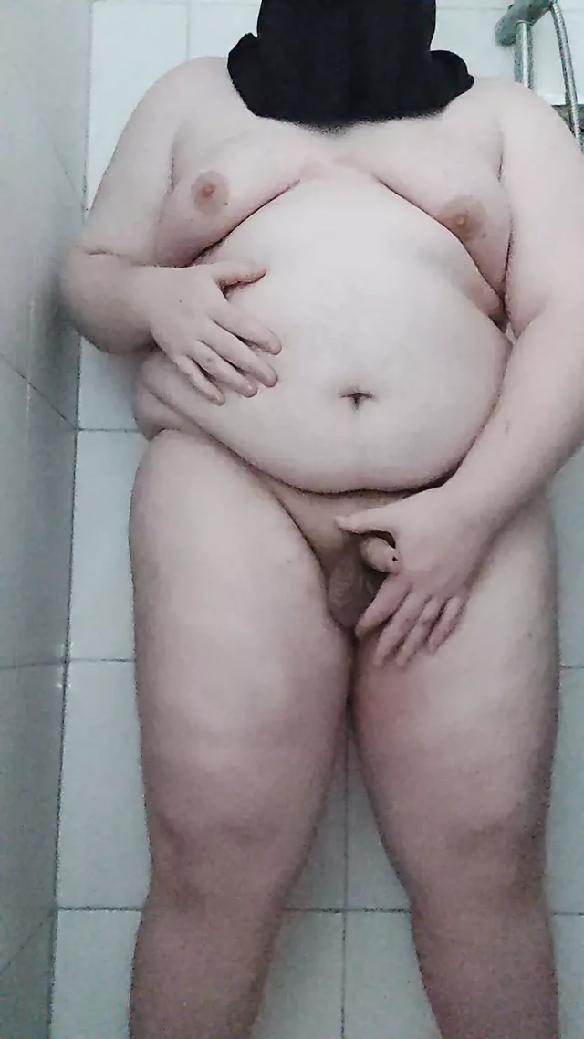 Fat sub presents himself in the shower