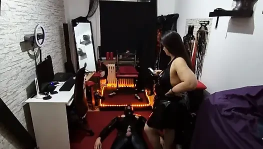 Lateks domme orta yaşlı seksi kadın köleyi ter içinde eziyor