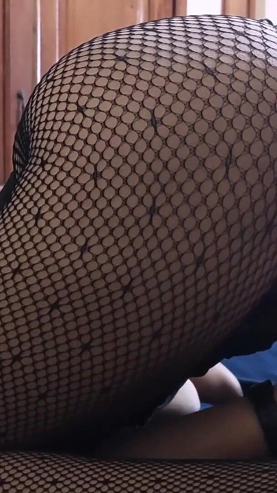 Las hermosas nalgas de la ayudante de Santa se contraen de placer cuando juega con su vibrador | Clip 3