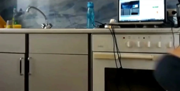 Genç sexydea canlı web kamerasında göğüslerini teşhir ediyor