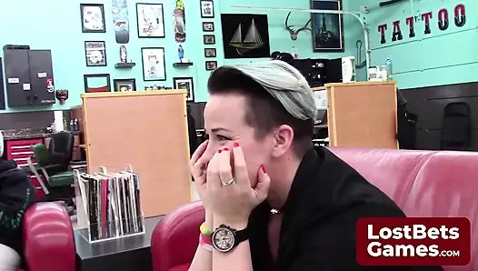 Она стояла нервно за пределами тату-салона на ее день рождения