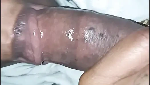 Gırtlağını göğüsleri dışarı çıkararak dolduruyor!