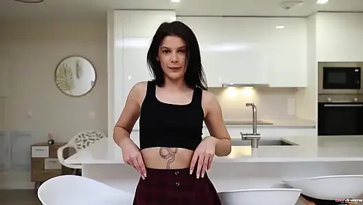 Asandra dewy spreizt und fingert ihre enge muschi