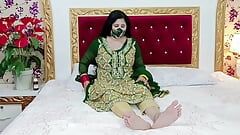 La bella sposa pakistana si masturba in abito da sposa con delle chiacchiere hindi e urdu