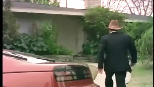 Kovboy sarışın sürtüğün göğüslerini dondurma yalıyor ve sonra onu yalıyor
