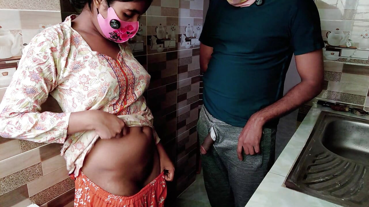 bari sauteli bahan rasoee men apne sautele bhaee ko seks sikhaati hai