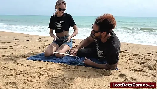 Bu striptiz Tic Tac Toe oyunu yaratıcılığı baştan çıkarma ile harmanlıyor