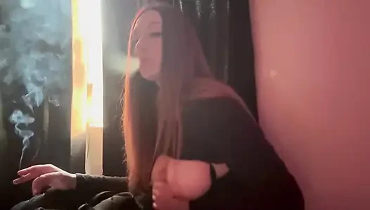 Sigara içen büyük göğüsler dildo oyunu