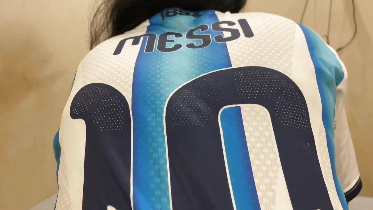 남친과 함께 축구 경기를 보다가 결국 파트너와 함께 축하하는 걸로 끝난다