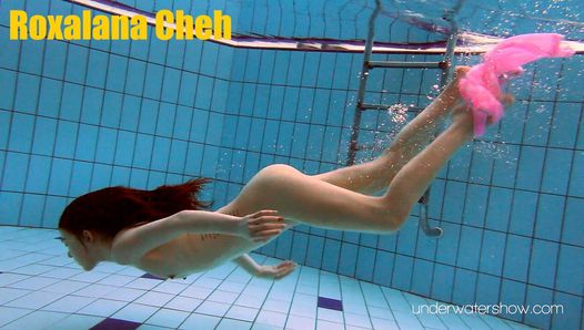 El talento de natación de la adolescente checa Roxalana brilla