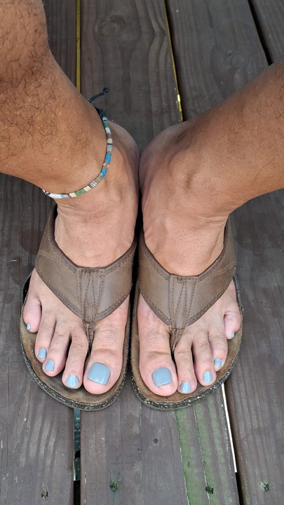 Lick and kiss my femboy feet and toes until you're ready to give me your hot thick lotion