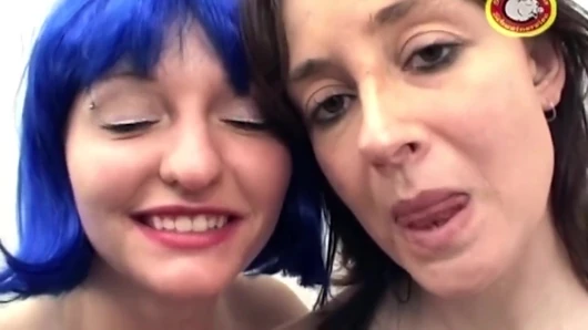 Cewek rambut biru jilat memek dan berbagi kontol
