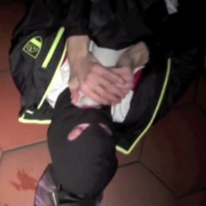 Extreme fetisch-dominanz, leder und turnschuh