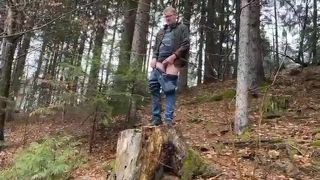 Pinkeln im Wald