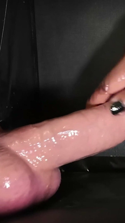 Χειρολαβή σε Gloryhole με τεράστιες μπάλες 2 εβδομάδων και λαδωμένο λευκό πούτσο