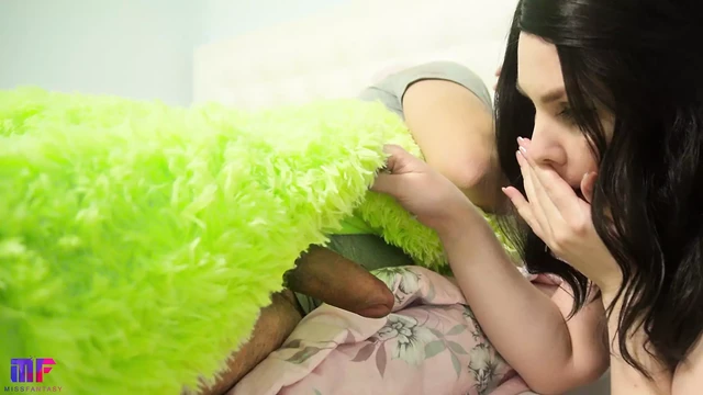 Tired stepfather came in his stepdaughter's mouth and didn't even realize it was her