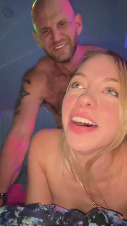 Costumul de iepuraș rave al lui Khloe Kapri este dat jos la o petrecere sălbatică cu bețișoare luminoase! | Clip 2