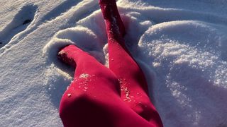 Crossdresser en pantimedias rosas divirtiéndose en la nieve