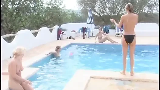 Tante seksi di kolam renang