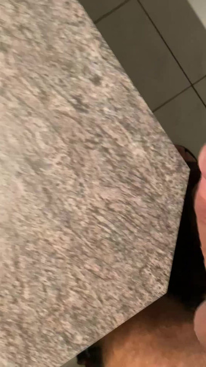 勃起したチンコが動く