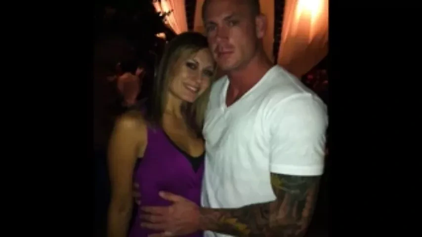 戴绿帽子与一个富有的黑人分享妻子