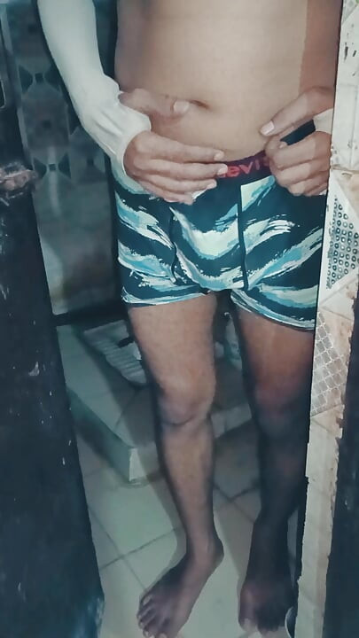 Today Riya Bhabhi got in the mood to have sex after seeing her bath.