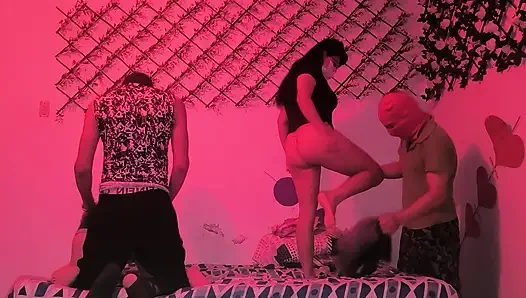 İki çift Hindistanlı ucuz fahişelerle aynı anda sikişiyor