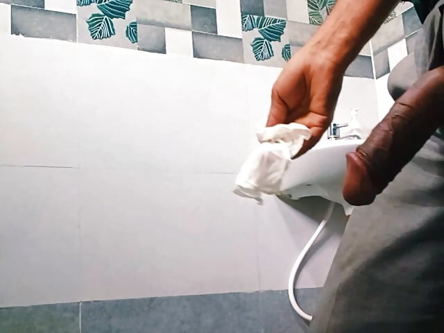 استمناء الرجل العجوز وتنظيف الزب