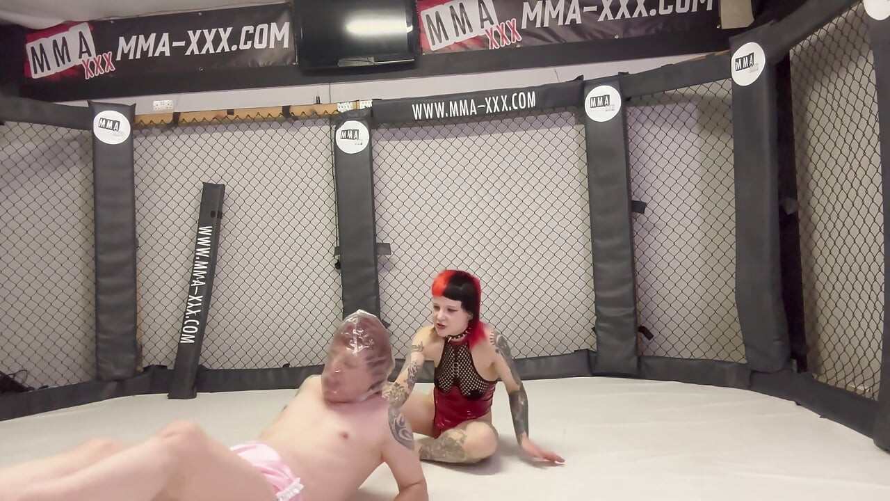 Mma Cage에서 Pvc 계모의 고통 Sissy - 허벅지 제어 및 굴욕
